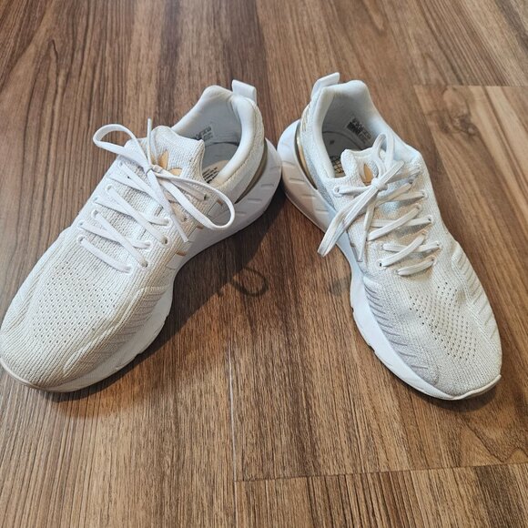 Womens White / Gold Tennis Shoes - Picture 4 of 6